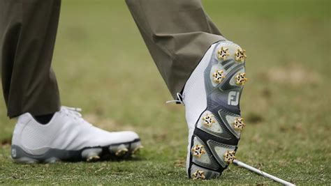 spiked versus spikeless golf shoes.